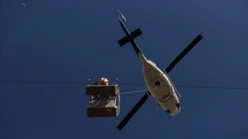 Helikopterle 170 bin voltluk elektrik hattı üzerinde havada asılı mesai yapıyorlar