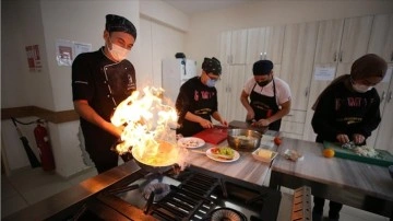 Her gün binlerce öğrenciye yemek yaparak 'işin mutfağında pişiyorlar'