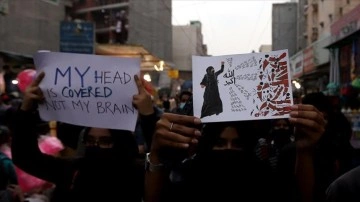 Hindistan'da kadın aydınlar başörtüsü yasağını nefret suçu olarak nitelendirdi