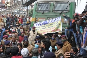 Hindistan’da protestocular treni ateşe verdi