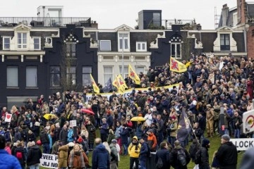 Hollanda’da Covid-19 kısıtlamaları protesto edildi