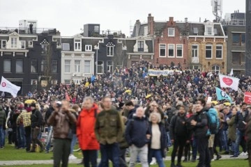 Hollandalılar Covid-19 kısıtlamalarını protesto etmek için sokaklara döküldü