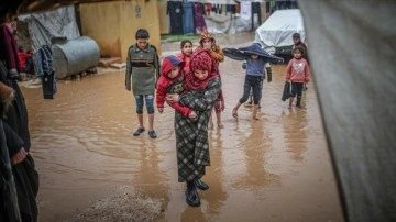 İdlib'de sular altında kalan yüzden fazla kampta binlerce aile perişan oldu