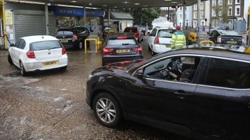 İngiltere'de benzin istasyonlarındaki akaryakıt tedarik sorunu sürüyor
