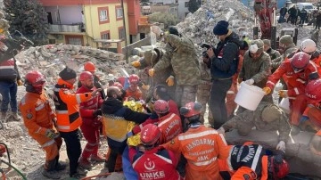 İslahiye'de 4 yaşındaki çocuk depremin 132. saatinde enkazdan kurtarıldı