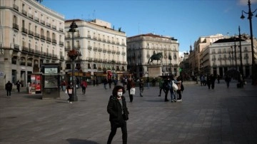 İspanya'da açık alanda maske kullanma zorunluluğu geri getiriliyor