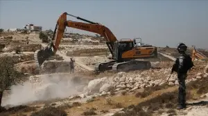 İsrail askerleri Batı Şeria’da Filistinlilere ait bir ev ile dükkanı yıktı