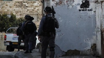 İsrail polisi Kudüs'te iki Filistinli genci darp ederek gözaltına aldı