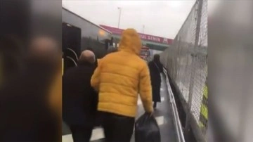 İstanbul'da arızalanan metrobüsün yolcuları durağa kadar yürüdü