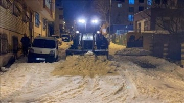 İstanbul'da bir kişi sokağındaki karları kendi iş makinesiyle temizledi