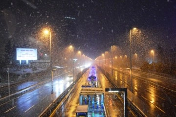 İstanbul'da gece saatlerinde kar yağışı aralıklarla devam etti