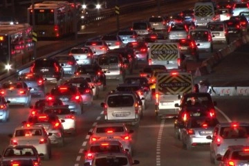 İstanbul’da haftanın ilk iş gününde yağmur, trafiği vurdu