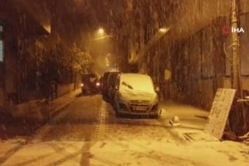 İstanbul’da kar yağışı etkili oldu: Çocuklar eğlendi, sürücüler zor anlar yaşadı