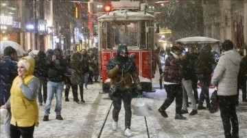 İstanbul'da kar yağışı etkisini sürdürüyor