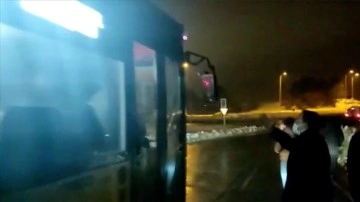 İstanbul'da otoyolda İETT otobüsünden indirilen yolculardan tepki