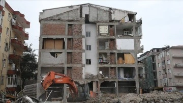 İstanbul'da yan duvarı olmadığı ortaya çıkan bina tahliye edildi