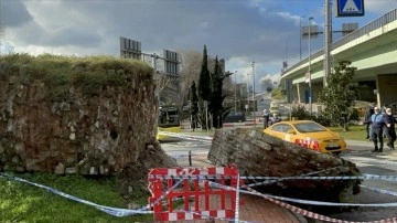 İstanbul'daki tarihi surdan kopan parça yola düştü