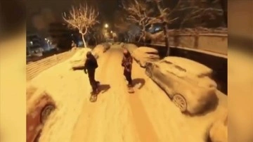 İstanbul'un karlı sokaklarında snowboard keyfi