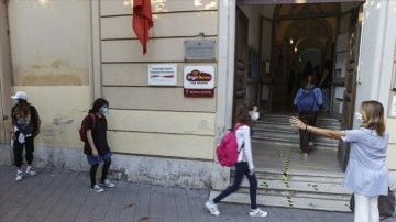 İtalya'da okullar salgında vaka artışına rağmen yeniden açıldı