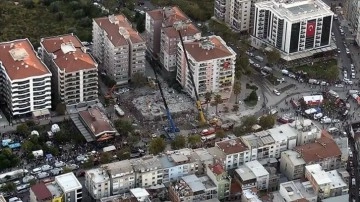 İzmir depreminde yıkılan binanın duruşmasına ölen kızının ayakkabılarıyla geldi