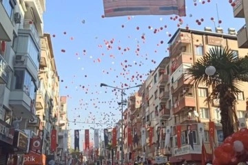 İzmir'de Cumhuriyet coşkusu: 5 bin balon aynı anda gökyüzüne bırakıldı