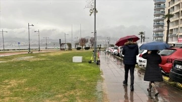 İzmir'de sağanak ulaşımda aksamalara neden oldu