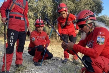İzmir'deki depremde oğlunu kaybetti, yardım için enkaz alanına koştu