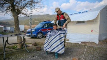 Jandarma köy köy gezerek depremzedeleri tıraş ediyor