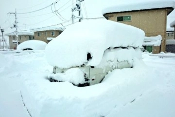 Japonya’da şiddetli kar yağışı hayatı olumsuz etkiledi