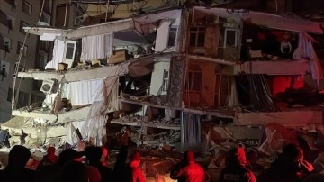 Kahramanmaraş'ta 7,4 büyüklüğünde, Gaziantep'te 6,4 ve 6,5 büyüklüğünde iki deprem meydana