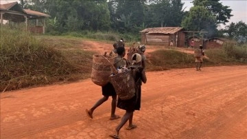 Kamerun'da Afrika'nın en eski yerlileri Pigmeler kimliksiz yaşamaya mahkum ediliyor