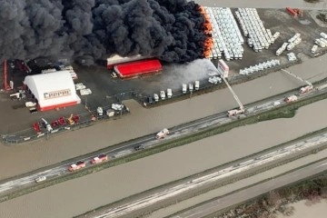 Kanada'da selin ortasında kalan otoparkta yangın