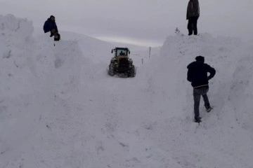 Kar araçların boyunu aştı, hastaya 2 gün sonra ulaşıldı