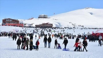 Kar festivali farklı illerden binlerce kişiyi Hakkari'de buluşturdu