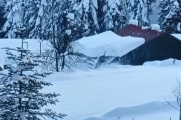 Kar kalınlığı 2 metreye ulaştı, çatıdan kar kütleleri böyle düştü