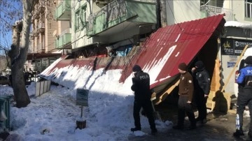 Kar nedeniyle çöken çatı altında kalan kadın öldü, torunu yaralandı