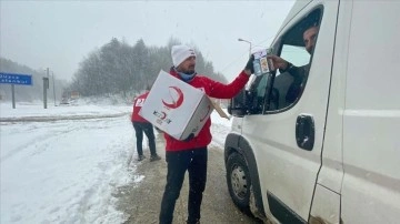 Kar nedeniyle yolda kalan sürücülerin yardımına Türk Kızılay yetişti