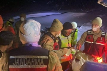 Kar ve tipiden kapanan karayolunun açılmasını bekleyenlere jandarma çorba ikram etti