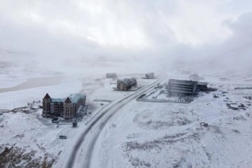 Kar yağışının devam ettiği Erciyes’te kar kalınlığı 15 santime ulaştı