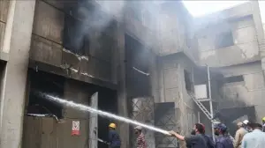Karaçi'de bir fabrikada çıkan yangında 11 işçi öldü