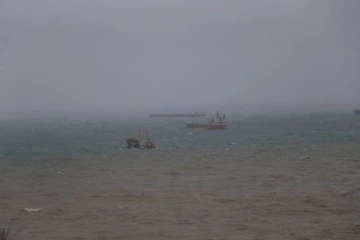 Karadeniz yük gemilerini beşik gibi salladı