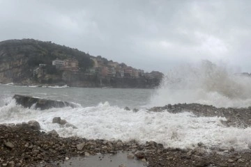 Karadeniz’de dev dalgalar oluştu