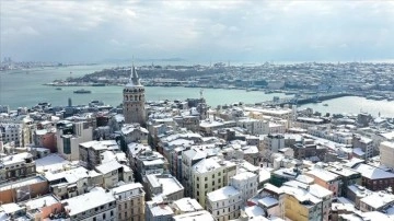 Karadeniz'den nem topladı, İstanbul'a kar bıraktı