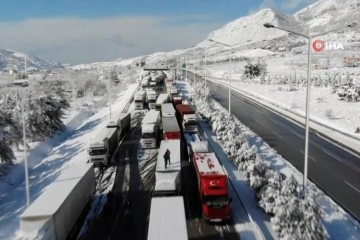 Karda kapanan TAG otoyolunda metrelerce tır kuyruğu oluştu