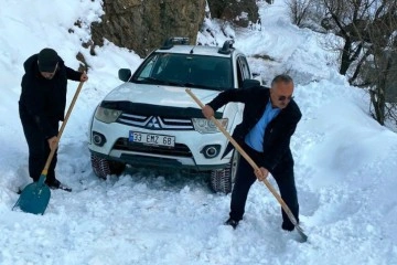 Kardan dolayı yolları kapalı olan köy sakinleri kendi imkanlarıyla yollarını açıyorlar