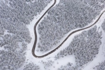 Karla beyaza bürünen Görecik Yaylası havadan görüntülendi