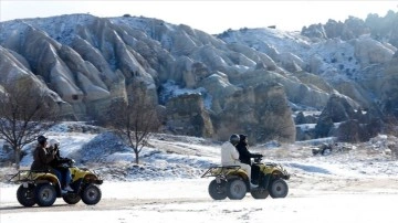 Karla kaplanan Kapadokya turistlerin beğenisini topladı