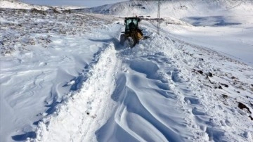 Karlı yolların kahramanı 20 yıldır dağlarda ulaşımı sağlıyor