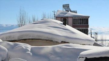 Karlıova'da tek katlı evler kara gömüldü