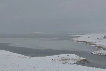 Kars’ta Çıldır Gölü donmaya başladı